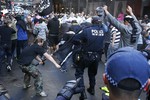 Демонстранты несли плакаты с требованием «Отрубить головы всем оскорбляющим пророка Мухаммеда».
