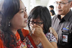 Родственники пассажиров рейса QZ8501 в аэропорту Сурабаи