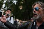 Лидер группы «Коррозия металла» Сергей «Паук» Троицкий у здания Пресненского суда Москвы в день оглашения приговора Михаилу Ефремову по делу о смертельном ДТП, 8 сентября 2020 года