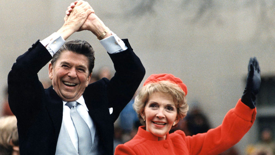 На&nbsp;церемонии инаугурации президента Рейгана в&nbsp;январе 1981&nbsp;года Нэнси Рейган предстала в&nbsp;огненно-красном &mdash; цвете Республиканской партии, который она особенно любила. Впервые она надела костюм патриотичной расцветки в&nbsp;1966-м, когда ее муж публично заявил о&nbsp;намерении баллотироваться на&nbsp;пост губернатора Калифорнии. Со временем этот оттенок получил название «рейгановский красный» и стал фирменным цветом Нэнси Рейган. На&nbsp;фото: Рейганы по&nbsp;дороге в&nbsp;Белый дом после инаугурации