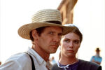 <b>«Свидетель» (1985)</b>
<br><br>
Роль совестливого детектива Бука в триллере Питера Уира считается для Форда первой по-настоящему значимой актерской работой. Несмотря на образовавшуюся к середине 80-х у Форда коллекцию работ с лучшими режиссерами своего поколения, самого актера критики не принимали и пренебрежительно называли «шестеренкой комбайна Спилберг-Лукас». Роль Бука, вынужденного защитить ребенка-свидетеля преступления, подарила Форду долгожданное признание.
Легендарный кинокритик Роджер Эберт дал «Свидетелю» наивысшую оценку, сравнив его с лучшими работами Хичкока, и также высоко оценил талант Форда. Симпатии Эберта разделили и коллеги: эта работа принесла Форду первые номинации на «Золотой глобус» и премию британской киноакадемии BAFTA.
