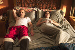 <b>«Плохой Санта» (2003)</b>
<br><br>
Комедия, построенная исключительно на таланте и харизме Билли Боба, стала одной из культовых новогодних — конечно, для просмотра без детей. Из забавного: в фильме длительностью в полтора часа f-слово произносят почти 150 раз.
