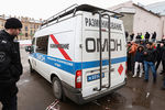 Автомобиль правоохранительных органов около станции метро Санкт-Петербурга «Сенная площадь», где на перегоне к станции «Технологический институт» произошел взрыв в вагоне, 3 апреля 2017 года