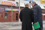 Президент России Владимир Путин и полпред президента в СФО Сергей Меняйло около ТЦ «Зимняя вишня» в Кемерово после пожара, 27 марта 2018 года 
