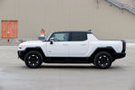 Президент США Джо Байден за рулем электрического Hummer