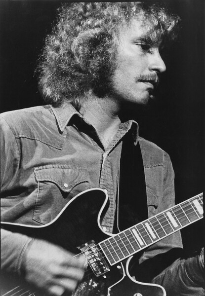 <b>Том Фогерти (9 ноября 1941&nbsp;года &mdash; 6&nbsp;сентября 1990&nbsp;года)</b><br><br>
Музыкант и сооснователь группы Creedence Clearwater Revival &ndash; его брат Джон был лидером коллектива, а сам Том Фогерти выступал в&nbsp;роли ритм-гитариста &mdash; стал жертвой ВИЧ из-за переливания зараженной крови. В&nbsp;начале 1980-х музыкант, к&nbsp;тому времени уже женатый, перенес операцию на&nbsp;спине, в&nbsp;ходе которой в&nbsp;его организм и попала инфекция.<br><br>
Следствием развития СПИДа стал туберкулез, от которого музыкант скончался в&nbsp;1990-м. У&nbsp;него остались жена и шестеро детей.
