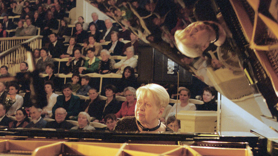 Композитор Александра Пахмутова, 2002&nbsp;год