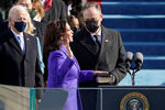 Избранный вице-президент США Камала Харрис приносит присягу в&nbsp;ходе церемонии инаугурации в&nbsp;Вашингтоне, 20&nbsp;января 2021&nbsp;года