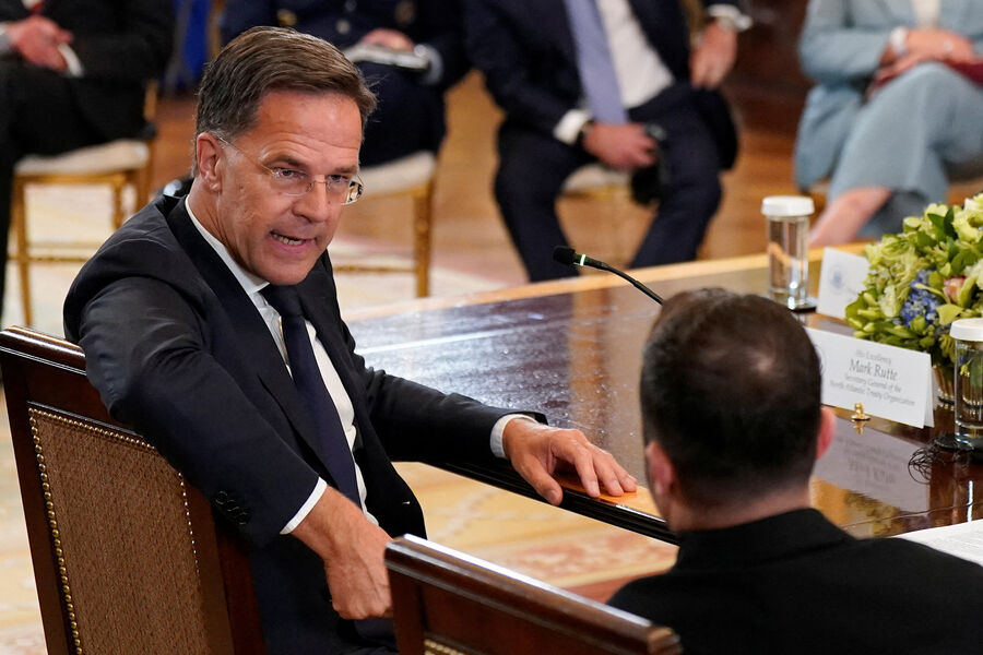 Генеральный секретарь НАТО Марк Рютте беседует с&nbsp;президентом Украины Владимиром Зеленским во время переговоров с&nbsp;участием европейских лидеров в&nbsp;Белом доме, США, 18&nbsp;августа 2025&nbsp;года