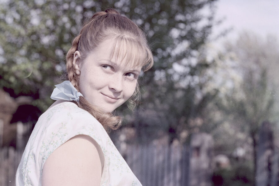 <b>Наталья Гундарева, скончалась в 56 лет</b>
<br><br>
Первый инсульт актриса перенесла в 2001 году в возрасте 52 лет. Жарким летом она была на даче в районе подмосковного Дедовска, когда внезапно почувствовала себя плохо. В местной больнице поставили диагноз «нарушение мозгового кровообращения», актрису перевезли в Москву, в Институт Склифосовского. Там она впала в кому, а врачи диагностировали обширный ишемический инсульт.