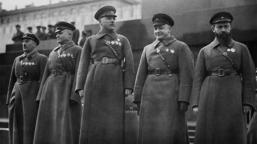 Советские военачальники Ян Гамарник, Михаил Тухачевский, Климент Ворошилов, Александр Егоров и Генрих Ягода (справа налево) у&nbsp;Мавзолея В.И. Ленина, 1935&nbsp;год