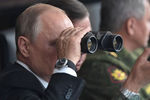 Президент России Владимир Путин на полигоне «Донгуз», где проходит основной этап стратегического командно-штабного учения «Центр-2019», 19 сентября 2019 года