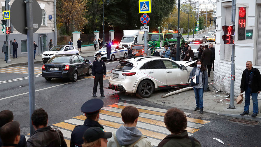 Последствия ДТП с участием двух легковых автомобилей в районе д. 47 на ул. Остоженка, 21 сентября 2020 года