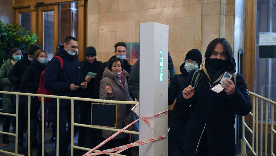 Студенты на&nbsp;входе в&nbsp;здание Московского государственного университета имени М. В. Ломоносова, 8&nbsp;февраля 2021&nbsp;год