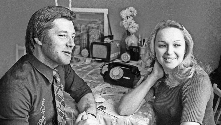 В&nbsp;1978 году Жариков и его коллега (и супруга в&nbsp;жизни) по&nbsp;сериалу &laquo;Рожденная революцией&raquo; Наталья Гвоздикова были удостоены Государственной премии СССР. Звание народного артиста России актер получил в&nbsp;1989 году, а в&nbsp;1996-м был награжден орденом Почета.

