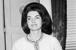 В XX веке костюм Chanel стал необходимым элементом гардероба серьезной, элегантной, влиятельной женщины. В таких нарядах на публику выходили первая леди США Жаклин Кеннеди, принцесса Диана, княгиня Монако Грейс, Амаль Клуни и даже молодая актриса Оливия Родриго — в 2021 году она пришла в Chanel на встречу с Джо Байденом в Белый дом.
<br><br>На фото: Жаклин Кеннеди в костюме Chanel, 1964 год