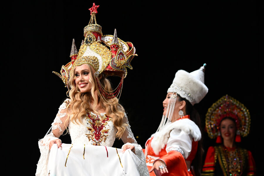 Александра Колегова (Воткинск) в&nbsp;финале 10-го Всероссийского конкурса красоты и материнства &laquo;Миссис Россия Мира&raquo; на&nbsp;сцене концертного зала &laquo;Планета КВН&raquo; в&nbsp;Москве, 6&nbsp;июня 2025&nbsp;года