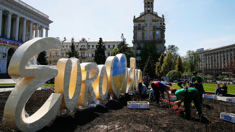 Установка логотипа «Евровидения» в центре Киева, 27 апреля 2017 года