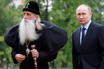Глава Русской православной старообрядческой церкви митрополит Корнилий и президент РФ Владимир Путин во время посещения Рогожского духовного центра Русской православной старообрядческой церкви