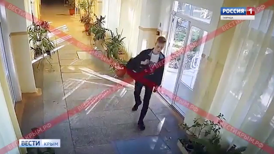 Нападение на колледж в Керчи. Скриншот видео с камер наблюдения.