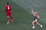Болельщица выбежала на поле во время финального матча Лиги чемпионов Ливерпуль — Тоттенхэм, 1 июня 2019 года 