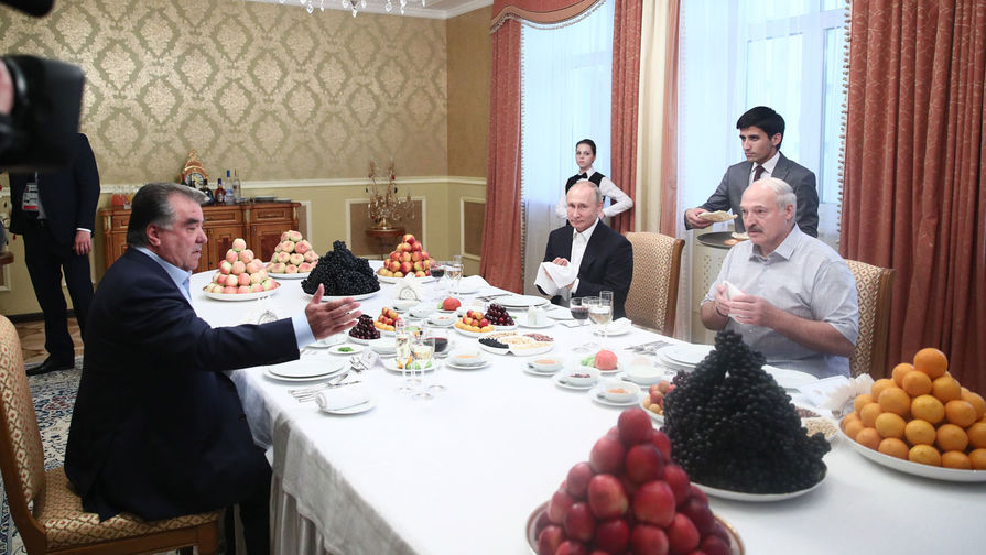 Президент Белоруссии Александр Лукашенко, президент РФ Владимир Путин и президент Таджикистана Эмомали Рахмон (слева) во время обеда в резиденции президента Белоруссии, 30 июня 2019 года