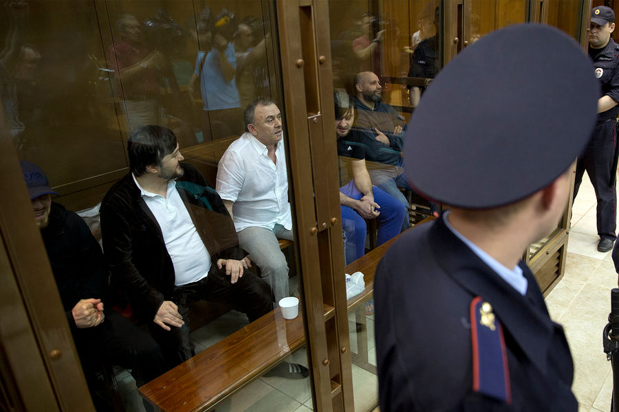 Обвиняемые в&nbsp;убийстве обозревателя &laquo;Новой газеты&raquo; Анны Политковской Джабраил Махмудов, Рустам Махмудов, Лом-Али Гайтукаев, Ибрагим Махмудов и Сергей Хаджикурбанов во время заседания в&nbsp;Мосгорсуде, 2014&nbsp;год