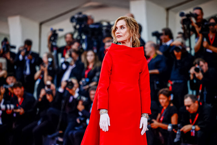 Председатель жюри Изабель Юппер в&nbsp;образе от Balenciaga ярко-красного цвета во время церемонии открытия 81-го Венецианского кинофестиваля.
<br>
<br>Венеция, Италия. 28&nbsp;августа 2024&nbsp;г.