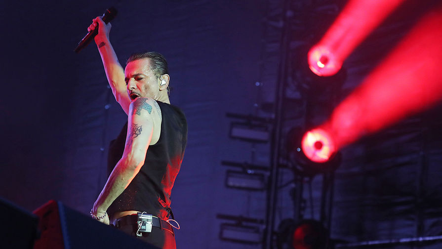 Вокалист Depeche Mode Дэйв Гaан во время концерта в Москве, 15 июля 2017 года
