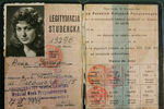 Во время обучения на геологическом факультете Вроцлавского университета будущая звезда начала заниматься художественной самодеятельностью. На фото: студенческий билет Анны Герман, 1959 год