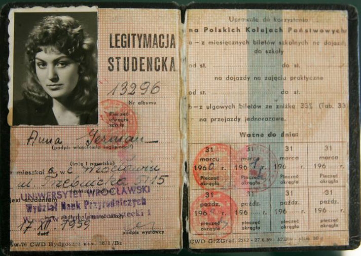 Во время обучения на&nbsp;геологическом факультете Вроцлавского университета будущая звезда начала заниматься художественной самодеятельностью. На&nbsp;фото: студенческий билет Анны Герман, 1959&nbsp;год