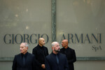 Сотрудники службы безопасности у входа в Armani/Theatro, где проходит церемония прощания с итальянским модельером Джорджо Армани, Милан, Италия, 6 сентября 2025 года
