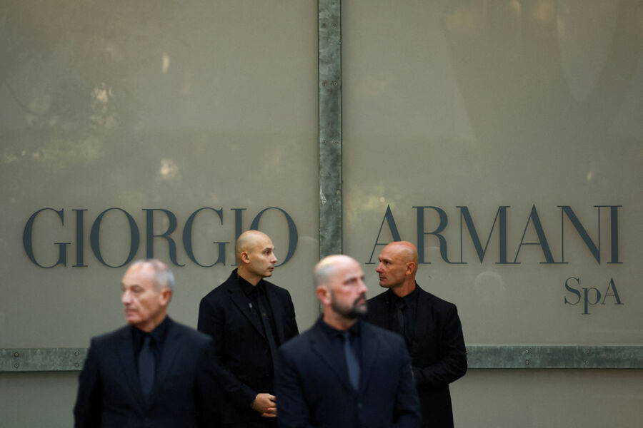 Сотрудники службы безопасности у&nbsp;входа в&nbsp;Armani/Theatro, где проходит церемония прощания с&nbsp;итальянским модельером Джорджо Армани, Милан, Италия, 6&nbsp;сентября 2025&nbsp;года
