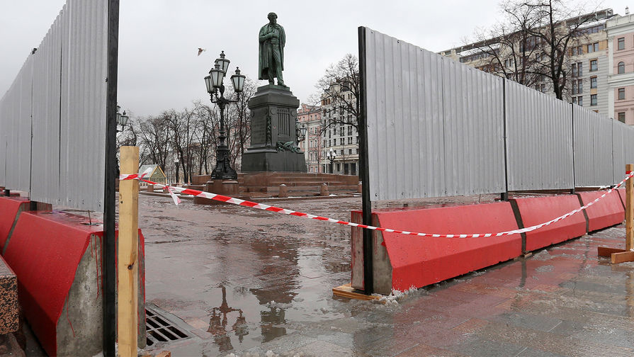 Памятник Александру Пушкину на&nbsp;Пушкинской площади в&nbsp;Москве после начала работ по&nbsp;реставрации, 28&nbsp;марта 2017&nbsp;года
