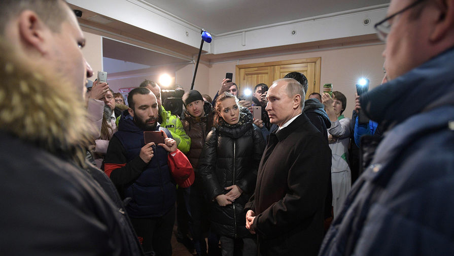 Президент России Владимир Путин во время встречи с&nbsp;жителями Кемерово и родственниками пропавших без&nbsp;вести после пожара в&nbsp;ТЦ &laquo;Зимняя вишня&raquo;, 27 марта 2018 года 