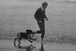 Сенатор Роберт Кеннеди со своим псом Фреклзом на пляже в Астории, штат Орегон, во время президентской кампании, 24 мая 1968 года