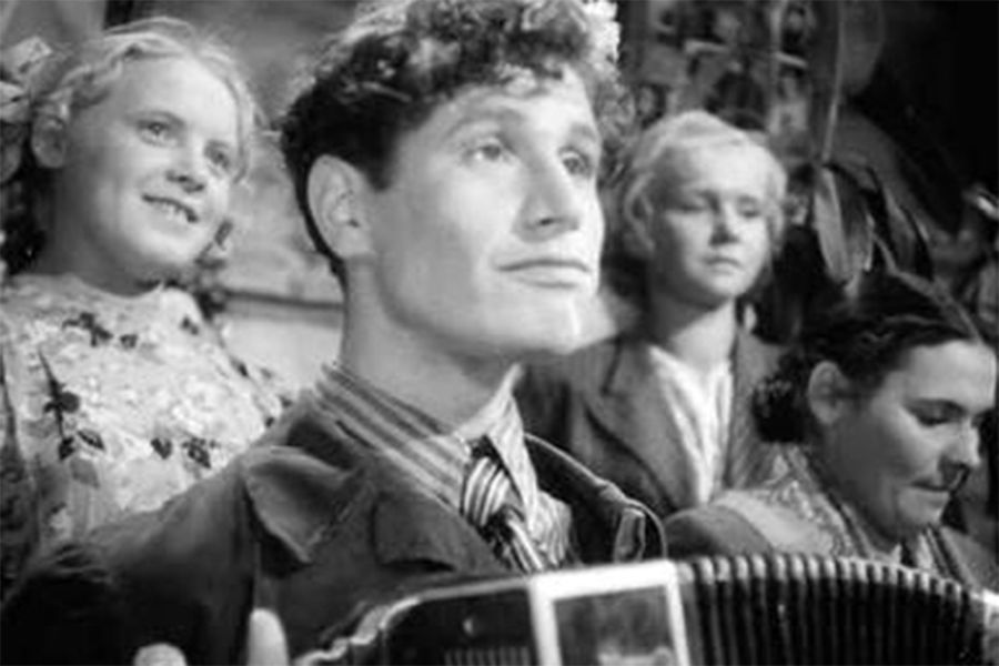 Кадр из&nbsp;фильма &laquo;Чужая родня&raquo; (1955)