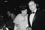 <b>Мовита Кастанеда</b>
<br><br>
Через год после развода с Кашфи Брандо сделал предложение актрисе Мовите Кастанеде, которая была на восемь лет старше. Поначалу женщина отказалась от руки и сердца актера – и даже швырнула ему в лицо обручальное кольцо, но он не сдался, и в 1960 году влюбленные тайно поженились. Однако уже спустя два года Брандо снова оказался холостяком: выяснилось, что на момент свадьбы Кастанеда по документам еще состояла в браке с актером Джеком Дойлом. Тем не менее союз с актрисой подарил Брандо двоих детей – сына Мико (1961) и дочь Ребекку (родилась во время их краткого воссоединения в 1966 году).
