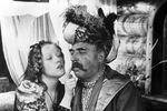 Елена Проклова в&nbsp;роли Настеньки и Владимир Этуш в&nbsp;роли Факира в&nbsp;фильме &laquo;Как Иванушка-дурачок за&nbsp;чудом ходил&raquo; (1977 год)