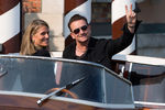 Лидер группы U2 Пол Дэвид Хьюсон (Боно) с подругой