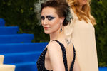 Эван Рэйчел Вуд во время бала Института костюма Met Gala, май 2017 года