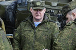 Командующий Воз­душ­но-десантными войсками Андрей Сердюков (в центре) на командно-штабных учениях ВДВ на полигоне Опук в Крыму, 18 марта 2017 года