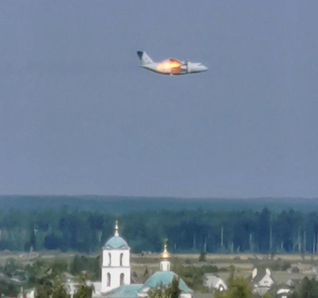 Военно-транспортный самолет Ил-112В с&nbsp;горящим правым двигателем во время катастрофы в&nbsp;ходе тренировочного полета в&nbsp;районе аэродрома &laquo;Кубинка&raquo;, 17&nbsp;августа 2021&nbsp;года

