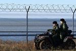Российские пограничники у заграждения, возведенного в Крыму на границе с Украиной, 28 декабря 2018 года