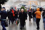 Во время церемонии прощания с певицей Юлией Началовой на Троекуровском кладбище, 21 марта 2019 года