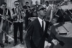 Музыкант Стиви Уандер репетирует в студии, 1965 год 