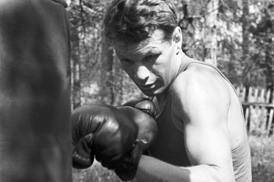 <b>Борис Лагутин (24 июня 1938 &mdash; 4&nbsp;сентября 2022)</b> &mdash; советский боксер. Заслуженный мастер спорта СССР, шестикратный чемпион СССР (1959, 1961&ndash;1964, 1968), двукратный чемпион Европы (1961, 1963) и первый в&nbsp;истории нашей страны двукратный чемпион Олимпийских игр (1964 Токио, 1968&nbsp;Мехико)
