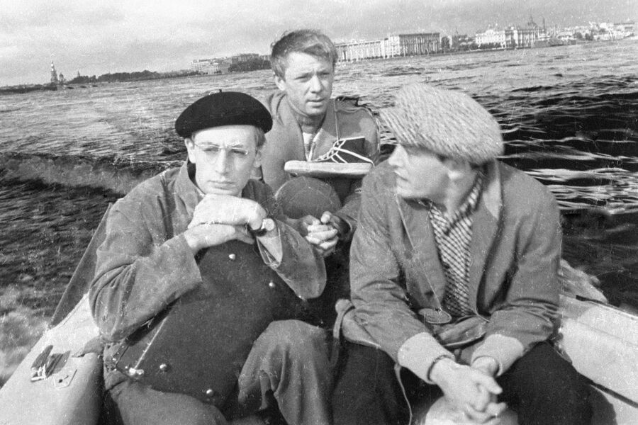Василий Лановой в&nbsp;роли Алексея, Олег Анофриев в&nbsp;роли Владика и Василий Ливанов в&nbsp;роли Саши в&nbsp;фильме &laquo;Коллеги&raquo;, 1963&nbsp;год