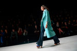 Модель на показе в рамках Недели моды Mercedes-Benz Fashion Week Russia в ЦВЗ «Манеж» в Москве