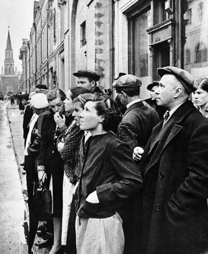 Москвичи слушают сообщение о&nbsp;нападении гитлеровской Германии на&nbsp;нашу Родину